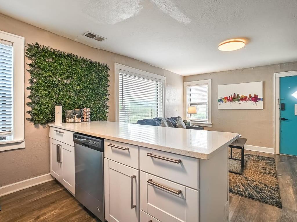 Villa Heart Of Westport 1Br Kansas City Exterior foto